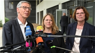 Carsten Sieling (SPD), Maike Schaefer (Grüne), Kristina Vogt, (Linke) geben nach dem Auftakt der Koalitionsverhandlungen über ein rot-grün-rotes Regierungsbündnis ein gemeinsames Statement ab.