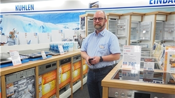 Carsten Spiekermann, stellvertretender Leiter des Expert-Marktes Westküste in Nordenham, spürt die Auswirkungen des Chip-Mangels auch in seinem Markt.