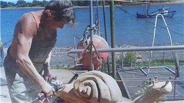 Carving-Künstler Klemens Barenbrügge präsentiert seine Werke am Samstag entlang der Weser.