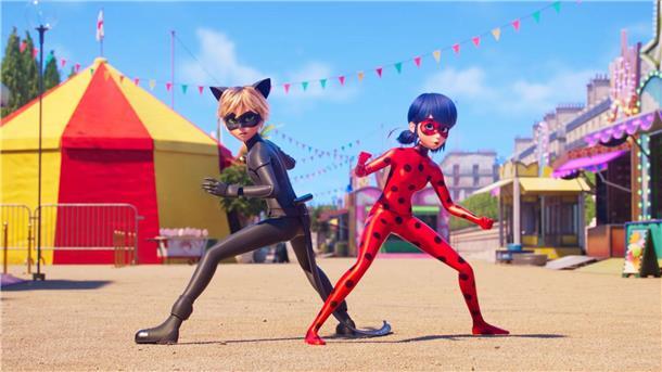 Die Filmstarts der Woche Cat Noir und Ladybug in einer Szene des Films „Miraculous: Ladybug & Cat Noir - Der Film“.