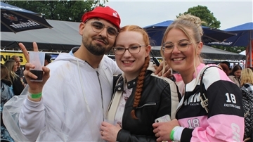 Catarino Fabrizio, Luisa und Rebecca – Die Freunde tanzen ausgelassen vor der Bühne. Das Schmuddelwetter macht ihnen gar nichts aus. Da es in Bremerhaven ja leider wenig zu feiern gibt, freuen sie sich immer sehr auf Steinau. Catarino ist das erste Mal dabei und feiert die Stimmung vor Ort. 