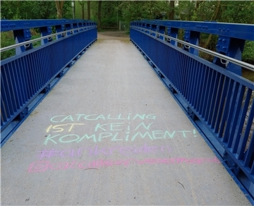 Straße mit Kreidespruch