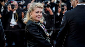 Catherine Deneuve bei der Premiere des Films „Marcello Mio“ in Cannes.