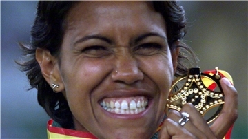 Cathy Freeman wird zum Sinnbild für Sydney 2000, als sie als Siegerin bei Olympia zu Gold läuft.