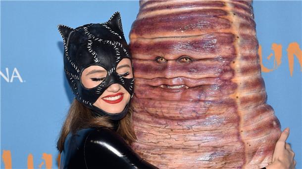 Halloween: Heidi Klum überrascht als Riesenwurm Catwoman und der Wurm: Heidi Klum wird von ihrer Tochter Leni umarmt.