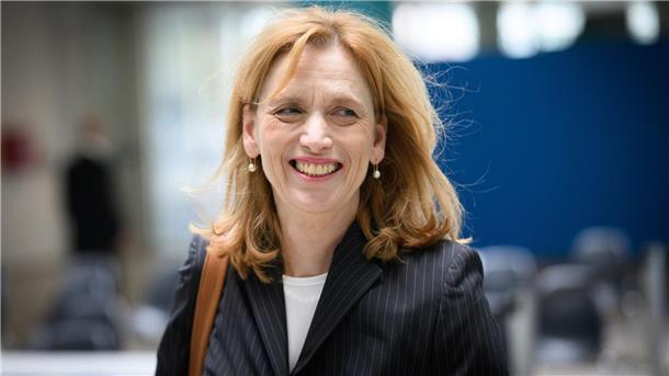 CDU-Bundesvize Karin Prien gilt als eine der profiliertesten Bildungspolitikerinnen in der Union. Seit 2017 ist sie Bildungsministerin in Schleswig-Holstein. Prien ist meinungsstark und scheut keine Debatte. 