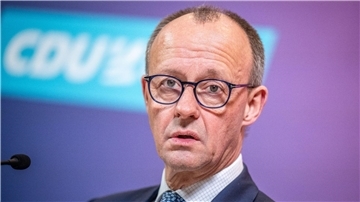 CDU-Bundesvorsitzender Friedrich Merz spricht bei einem Pressestatement vor Beginn der CDU/CSU-Fraktionssitzung.