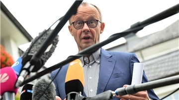 CDU-Chef Friedrich Merz gibt bei der Unions-Klausur in Schmallenberg ein Pressestatement ab.