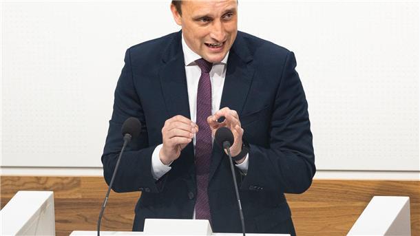Landtag streitet über richtigen Weg aus der VW-Krise CDU-Fraktionschef Lechner wirft Regierungschef Weil eine Mitverantwortung an der VW-Krise vor.