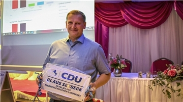 CDU-Kandidat Claus Seebeck feiert den Einzug in den Landtag