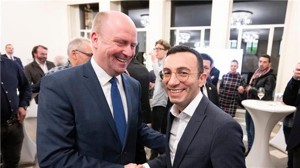 CDU-Kandidat Uwe Becker (l) und Mike Josef von der SPD gehen in Frankfurt in die Stichwahl.