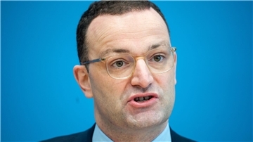 CDU-Politiker Jens Spahn wirbt für eine Auswahl von Flüchtlingen durch das Flüchtlingswerk.