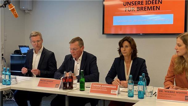 CDU-Pressesprecher Andreas van Hooven (von links), CDU-Fraktionschef Frank Imhoff, die stellvertretende CDU-Landesvorsitzende Yvonne Averwerser und die stellvertretende CDU-Fraktionsvorsitzende Wiebke Winter stellten die Ergebnisse ihrer Klausurtagung vor.