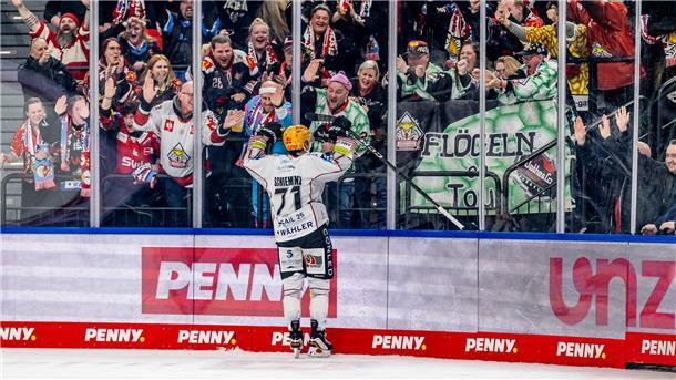 Pinguins beschenken ihre Fans mit einem Sieg im Münchener SAP Garden Cedric Schiemenz Fischtown Pinguins Bremerhaven, 71 bejubelt sein entscheidendes Tor zum Penalty - Sieg mit 1:2. GER, EHC Red Bull Muenchen vs. Fischtown Pinguins Bremerhaven, Eishockey, DEL, 35. Spieltag, Saison 2024/2025, 10.01.2025. GER, EHC Red Bull Muenchen vs. Fischtown Pinguins Bremerhaven, Eishockey, DEL, 35. Spieltag, Saison 2024/2025, 10.01.2025. Muenchen *** Cedric Schiemenz Fischtown Pinguins Bremerhaven, 71 celebrates his decisive goal for the penalty win with 1 2 GER, EHC Red Bull Muenchen vs Fischtown Pinguins Bremerhaven, Ice Hockey, DEL, 35 Matchday, Season 2024 2025, 10 01 2025 GER, EHC Red Bull Muenchen vs Fischtown Pinguins Bremerhaven, Ice Hockey, DEL, 35 Matchday, Season 2024 2025, 10 01 2025 Muenchen Copyright: xEibner-Pressefoto/HeikexFeinerx EP_HFR