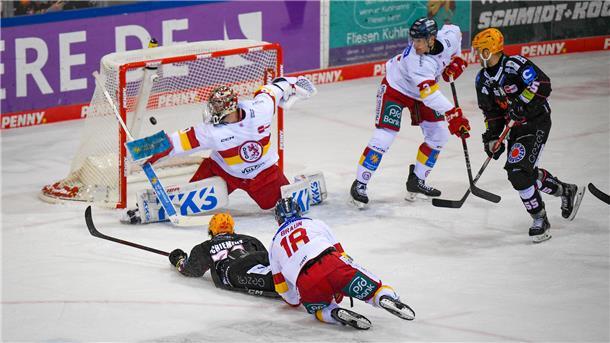 Fünfter Sieg in Serie: Die Pinguins setzen sich auf Platz drei fest Eishockeyspieler Cedric Schiemenz in Aktion bei der Partie zwischen den Fischtown Pinguins und der Düsseldorfer EG.