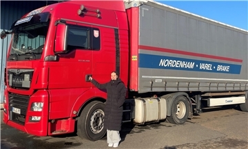 Lkw und Frau