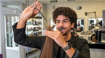 Friseurmeister Cem Kahvecioglu schneidet Haare.