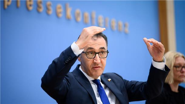 Özdemir will Mindesthaltbarkeitsdatum teilweise abschaffen Cem Özdemir ist Bundesminister für Ernährung und Landwirtschaft. Hier bei der Vorstellung des Ernährungsreports 2023 in Berlin.