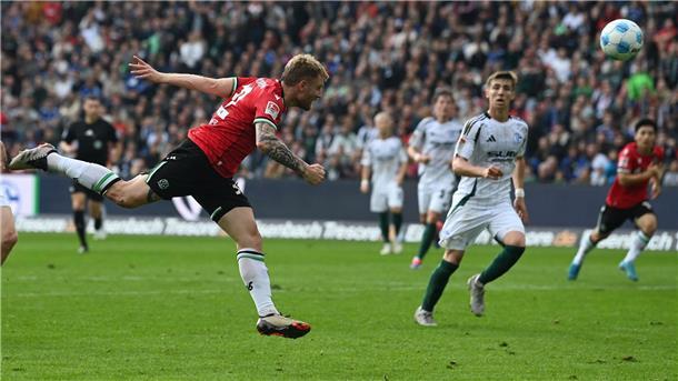 Chance für Hannover: Andreas Voglsammer köpft den Ball auf das Schalker Tor.