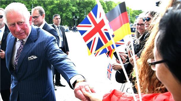 Charles bei einem seiner vergangenen Besuche in Berlin als er mit Zuschauern vor dem Brandenburger Tor sprach.