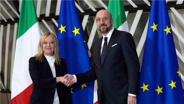 Meloni: „Die Stimme Italiens in Europa wird stark sein“ Charles Michel (r), Präsident des Europäischen Rates, begrüßt Giorgia Meloni.