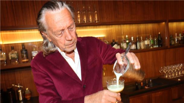 Wo „Classic Cocktails“ zu Legenden wurden Charles Schumann mixt in seiner Bar in München „Swimming Pool“.