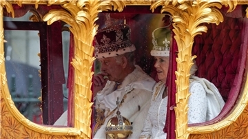 Charles und Camilla in der Goldenen Staatskutsche.