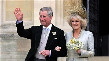 Charles und Camilla verlassen nach einem Gebets- und Weihegottesdienst anlässlich ihrer Trauung die St. George’s Chapel auf Schloss Windsor (2005).
