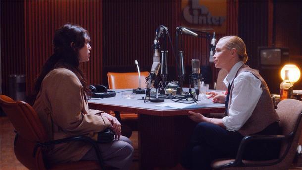 Die Filmstarts der Woche Charlotte Gainsbourg (l) als Elisabeth und Emmanuelle Beart als Vanda Dorval in einer Szene des Films „Passagiere der Nacht“.