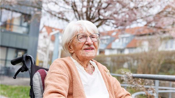 113-Jährige macht sich nicht viel aus Titel Charlotte Kretschmann ist mit 113 Jahren die älteste Frau in Baden-Württemberg.