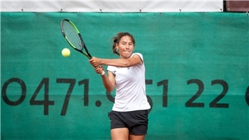 Charlotte Römer beim Schlag