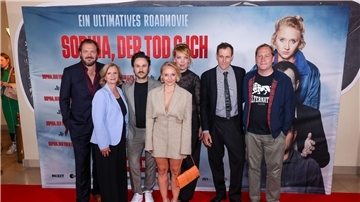 Charly Hübner (l-r), Johanna Gastdorf, Dimitrij Schaad, Anna Maria Mühe, Lina Beckmann, Marc Hosemann und Thees Uhlmann bei der Premiere in Berlin.