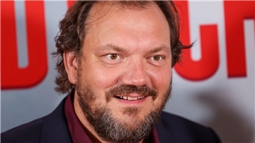 Charly Hübner zieht in einem Improvisationsfilm zurück aufs Dorf.
