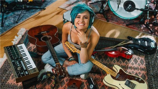 Charly Klauser ist Multiinstrumentalistin und Ausnahmetalent. Am Sonnabend kann man sie in der Jahnhalle erleben.