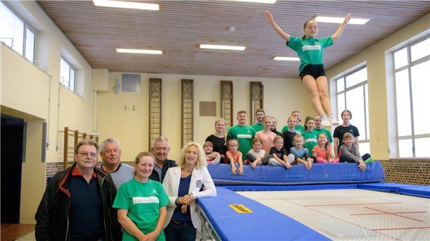 Charly Meyer (v. l.), Jens Schwedhelm und Petra Rodenburg von der TSV Wulsdorf sowie die Initiatoren der Trampolin-Spendenaktion Jörg Frebe, Vorsitzender SSB Bremerhaven, und Annette Butzke von der Weser-Elbe Sparkasse bei der Einweihung des neuen Trampolins.