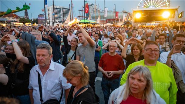 Maritime Tage in Bremerhaven: An den Bühnen wird gefeiert - die besten Party-Fotos Chartstümerin Loi wollten viele Gäste nicht verpassen. Die 21-Jährige zog ein großes Publikum an.