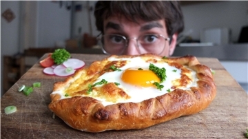 Chatschapuri ist eine georgische Spezialität und besteht hauptsächlich aus Käse, Käse und Käse.