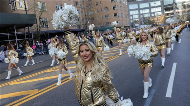 Millionen bejubeln traditionelle Thanksgiving-Parade Cheerleader der Marschkapelle der Universität von Missouri gehen während der Macy’s Thanksgiving Day Parade am Central Park South entlang.