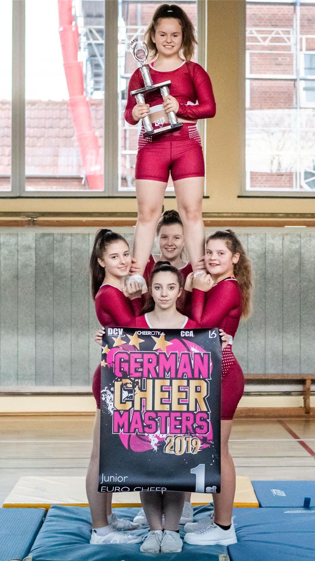 Cheerleader des OSC im Porträt. Im Bild (von links): Joelina, Yara, Emilie, Melissa und Celina.