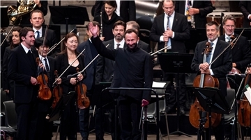 Chefdirigent Kirill Petrenko (m) mit den  Berliner Philharmonikern in der Waldbühne in Berlin.