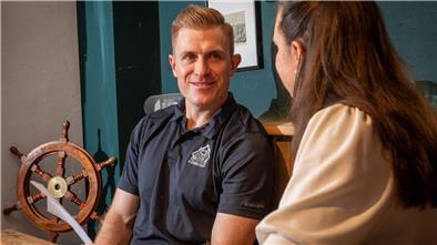Cheftrainer Alexander Sulzer im Gespräch mit Sportreporterin Mareike Scheer in der Hafenbar der NORDSEE-ZEITUNG.