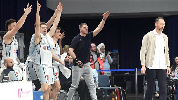 Jubel auf der Spielerbank. Die Basketballer der Eisbären Bremerhaven freuen sich.