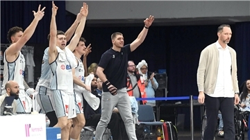 Jubel auf der Spielerbank. Die Basketballer der Eisbären Bremerhaven freuen sich.