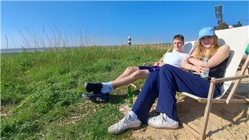 Chillen am Strandhus: Die Geschwister Luzie (18) und Oskar Poppe (20) aus Hamburg sind zu Besuch bei der Großmutter in Langen. Zeit für einen Abstecher nach Wremen. 