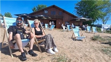 Chillen am Weserstrand: Jenny (30) und Patrick (34) sind mit dem Fahrrad aus Brake zur Eröffnung der neuen Strandhütte am Fähranleger in Sandstedt gekommen. „Wir wollten uns das neue Lokal anschauen. Es ist wirklich sehr schön direkt am Strand“, sagen sie. 