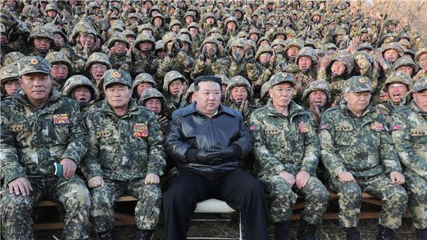Hochrangige Delegation aus China reist nach Nordkorea China ist ein wichtiger Verbündeter der selbst ernannten Atommacht unter Machthaber Kim Jong Un (M.).