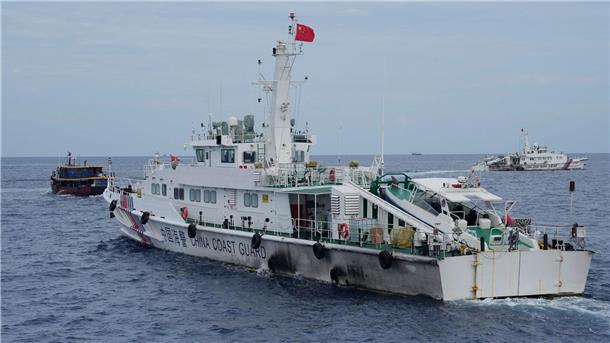 China und die Philippinen haben nicht zum ersten Mal Ärger: Ein Schiff der chinesischen Küstenwache versucht hier im August, einem philippinischen Versorgungsschiff (l) den Weg zu versperren.