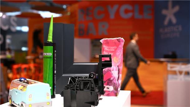 China verkauft viel mehr Maschinen zur Plastikproduktion China verkauft viel mehr Maschinen zur Plastikproduktion
