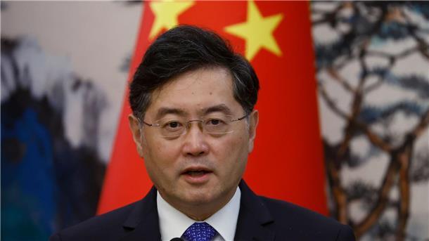 Chinas Außenminister seit drei Wochen nicht mehr gesehen Chinas Außenminister Qin Gang bei einer Pressekonferenz in Peking.