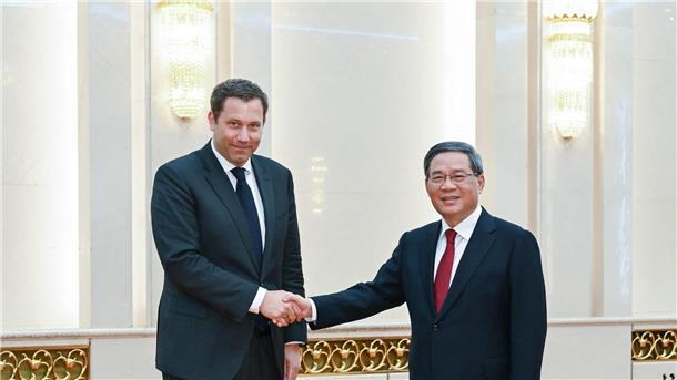 SPD-Chef Klingbeil für Gespräche in China Chinas Ministerpräsident Li Qiang (r) hat den SPD-Bundesvorsitzenden Lars Klingbeil in Peking empfangen.